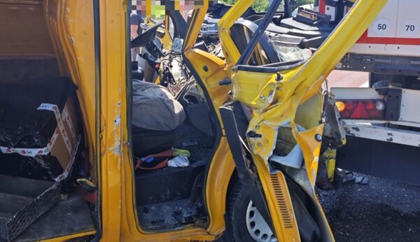 accident intre un autotren si o autoutilitara azi pe o strada din raureni o persoana a ajuns la spital foto 6829aae16ada6