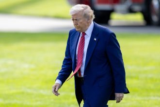 analistii il contrazic pe donald trump amenintarile presedintelui nu vor aduce productia de iphone in sua 6831a17dc9c74