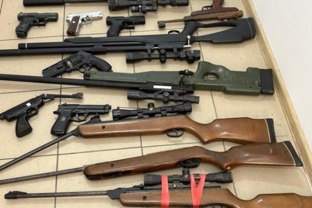 arsenalul descoperit de politisti in urma a 37 de perchezitii in judetul brasov zeci de arme munitie si articole pirotehnice 6835d7a2bb1e1