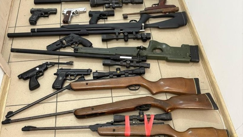 arsenalul descoperit de politisti in urma a 37 de perchezitii in judetul brasov zeci de arme munitie si articole pirotehnice 6835d7a2bb1e1