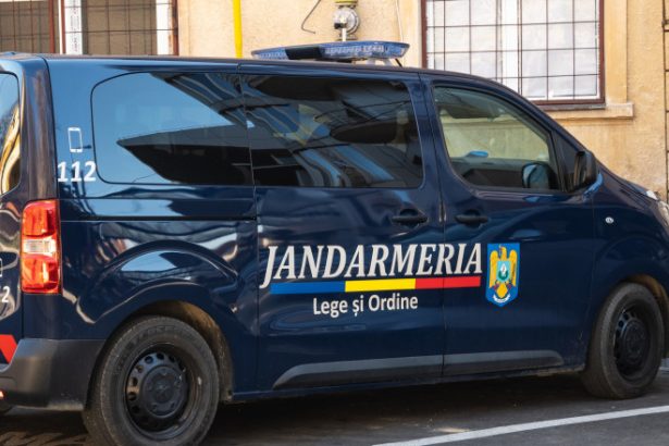 bataie intr o sectie de votare din capitala un alegator a fost batut de un barbat si de fiul acestuia 682a13e8bd8e5