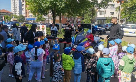 copii de gradinita in vizita la politia slatina 68297e00304fa