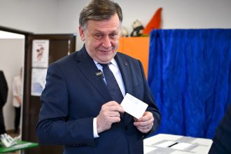 crin antonescu propune crearea unui nou partid de dreapta reteaua securistico propagandistica din spatele lui dan a castigat din nou 682c9e5a37448