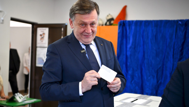 crin antonescu propune crearea unui nou partid de dreapta reteaua securistico propagandistica din spatele lui dan a castigat din nou 682c9e5a37448