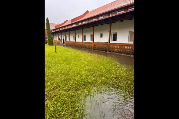 curtea unui camin de batrani din suceava a fost inundata dupa ploile din zona isu intervine pentru a scoate apa 68368aec31da0