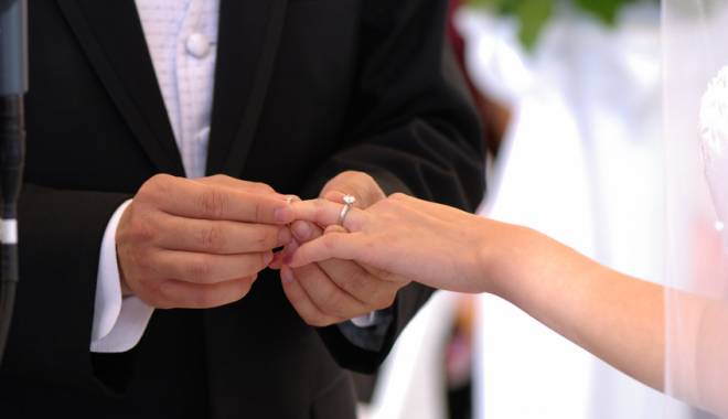 dar de nunta pentru mirii slatineni de la primarie 683164ad4c371