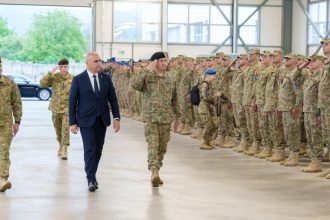 foto ilie bolojan in vizita la misiunea ue in bosnia si hertegovina el a vorbit despre rolul militarilor romani in sprijinirea securitatii 68284d48af720