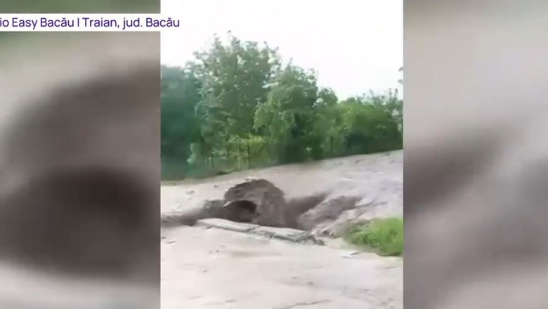 imaginile dezastrului provocat de ploile torentiale cu grindina case masini drumuri si fantani au fost afectate de apele involburate 6833049928c45