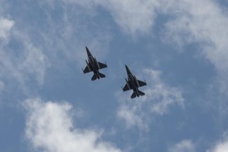 inca doua aeronave f 16 cumparate din norvegia au aterizat astazi in romania 682f3469ea62c