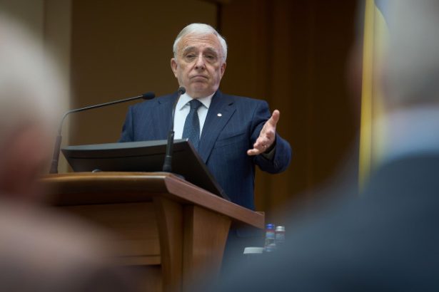 mugur isarescu ne am jucat cu focul ca tara au fost iesiri mari de capital 682ca07be4408