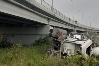 o betoniera s a rasturnat de pe podul din agigea la intrarea in portul constanta soferul a fost preluat de elicopterul smurd 682759782dd31