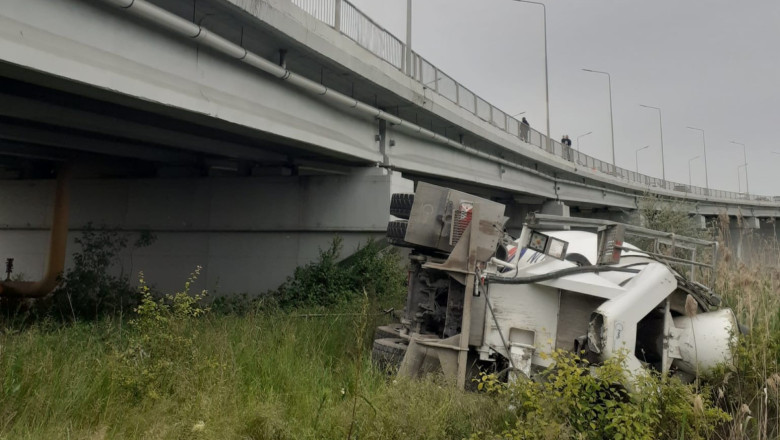 o betoniera s a rasturnat de pe podul din agigea la intrarea in portul constanta soferul a fost preluat de elicopterul smurd 682759782dd31