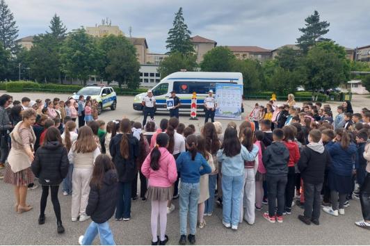 politistii rutieri alaturi de elevii din potcoava si bals 682ec56464d59