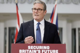 regatul unit investigheaza daca rusia a fost implicata in incendiera proprietatilor premierului starmer un roman a fost arestat 6831b56fe2ae9