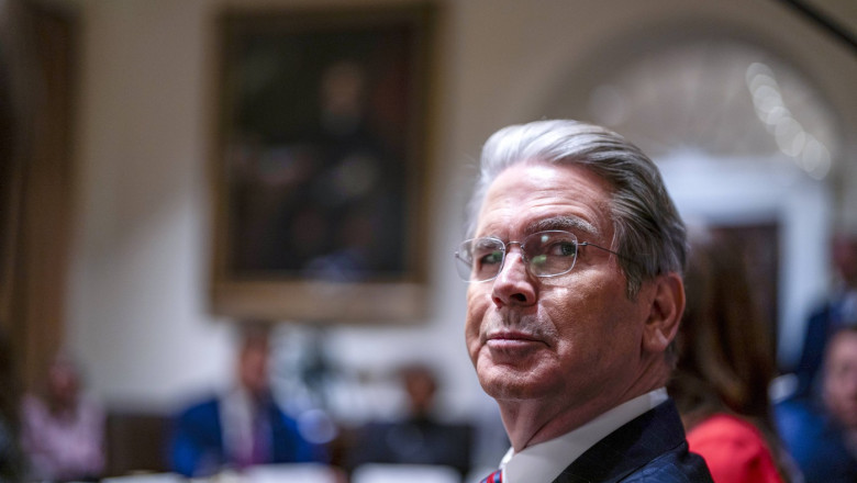 retrogradarea ratingului sua de catre moodys provoaca o unda de soc in randul investitorilor anuntul sefului trezoreriei sua 682add4f15c5c