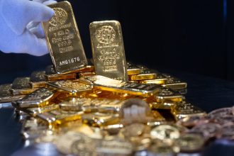 romanii investesc tot mai mult in aur am onorat comenzi pentru lingouri de aur cu greutati mari 683823e828236