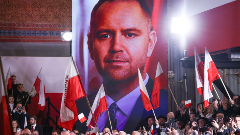 scheletele din dulapul lui karol nawrocki nu ii afecteaza candidatura la presedintia poloniei ba chiar l ar putea ajuta sa castige 6839c2c116b69