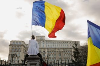 stegarul dac si a taiat bratara de supraveghere si a fost gasit de politisti pe o cladire din piata universitatii 682a21f84c4f5