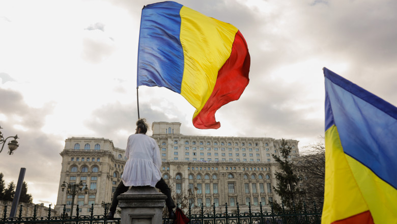 stegarul dac si a taiat bratara de supraveghere si a fost gasit de politisti pe o cladire din piata universitatii 682a21f84c4f5