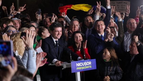 sustinatorii lui nicusor dan au iesit sa sarbatoreasca victoria candidatului independent festivalul democratiei in parcul cismigiu 682cf16be80ae