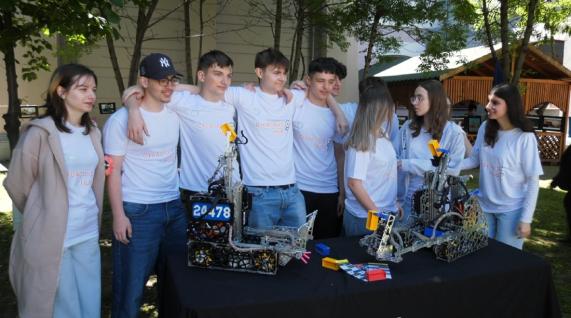 teatru cu roboti la cnrg 682724b5e8df1