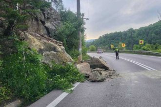 trafic rutier afectat pe valea oltului dn7 in zona calinesti din cauza unor pietre cazute pe carosabil 6836110d13055