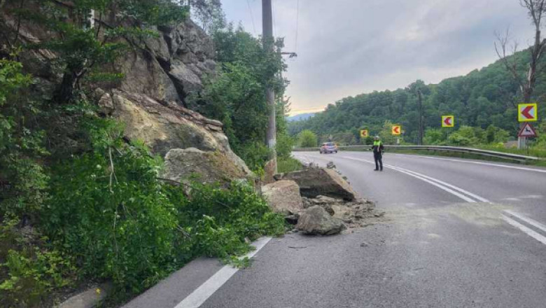 trafic rutier afectat pe valea oltului dn7 in zona calinesti din cauza unor pietre cazute pe carosabil 6836110d13055