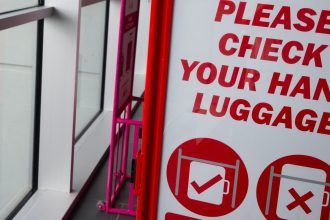 ue solicitata sa intervina in disputa privind taxele pentru bagajele de mana impuse de companiile aeriene low cost 68347eebb9de8