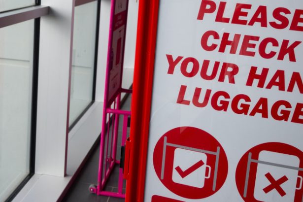 ue solicitata sa intervina in disputa privind taxele pentru bagajele de mana impuse de companiile aeriene low cost 68347eebb9de8