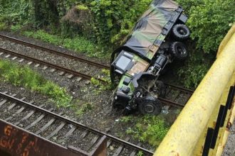 un camion nato s a rasturnat de pe un pasaj rutier pe calea ferata la intrarea in calimanesti doi militari francezi au fost raniti 68274efbd0300