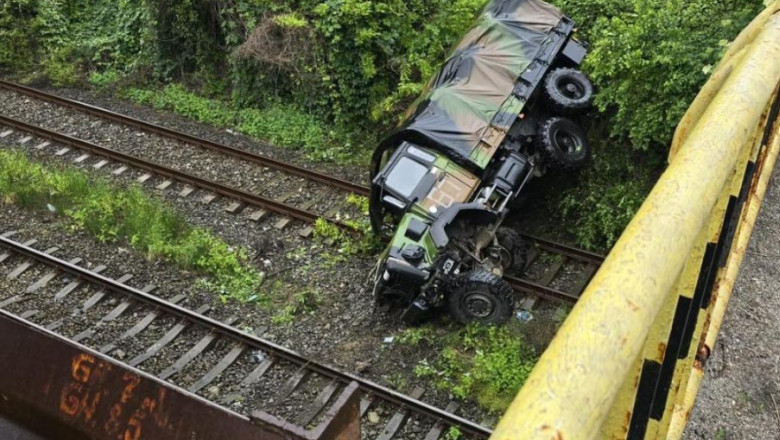 un camion nato s a rasturnat de pe un pasaj rutier pe calea ferata la intrarea in calimanesti doi militari francezi au fost raniti 68274efbd0300