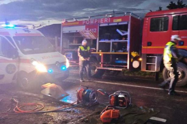 un tanar de 19 ani a murit si doua persoane au fost ranite dupa ce masina in care se aflau a lovit un vehicul parcat si un stalp 6838c5a16fb93