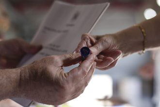 video alegeri prezidentiale 2025 turul 2 strainii care si au castigat dreptul de vot in romania faptul ca esti roman e un privilegiu 6829e05ce4b51