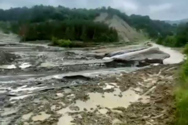 video inundatii puternice la salina praid debitul paraului din zona a crescut de peste o suta de ori activitatile in zona salinei sistate 683729224611c