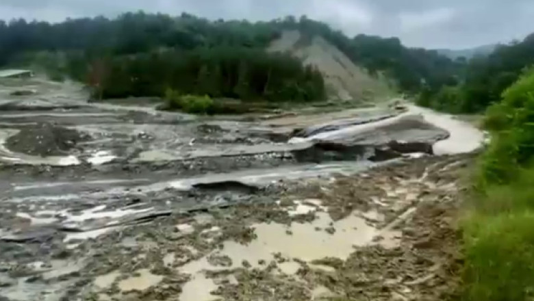 video inundatii puternice la salina praid debitul paraului din zona a crescut de peste o suta de ori activitatile in zona salinei sistate 683729224611c