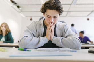 video mitul scolii de pe vremuri spulberat analfabetismul functional mai mare in comunism patru din 10 adulti nu inteleg ce citesc 6837f8955996b