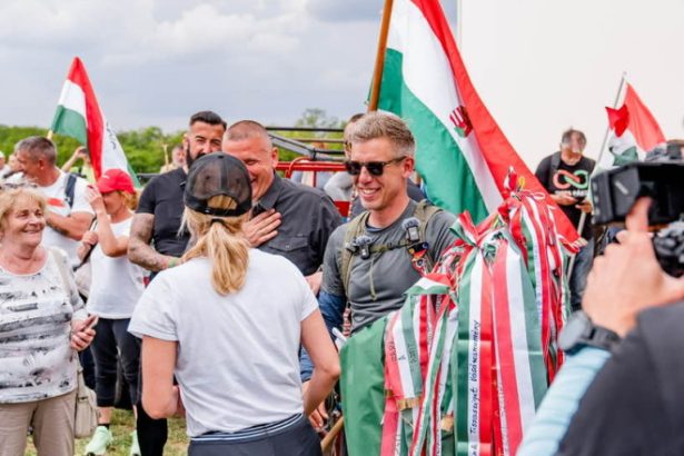 video peter magyar oponentul lui viktor orban a ajuns la granita cu romania in marsul celor un milion de pasi 6830872795cc7