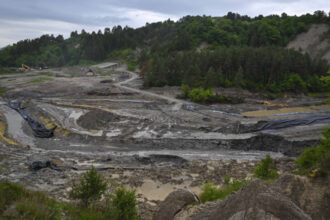 video protest al localnicilor in fata salinei praid dupa ce au aflat ca s a inundat si zona turistica 6839756d6a1ab