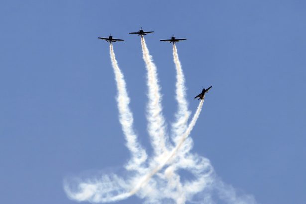video spectacol pe cer acrobatiile celor mai buni piloti au adunat mii de oameni la iasi 6832e62bc30b3