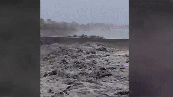 video zeci de localitati afectate de ploi in buzau apa din baraj a fost deversata controlat pentru ca viitura sa nu inunde casele oamenilor 6836b8a21d024