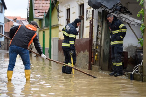 videofoto ploile si viiturile fac ravagii in tara sute de oameni evacuati case si drumuri inundate codul rosu de inundatii ramane in vigoare 683801ecd144b