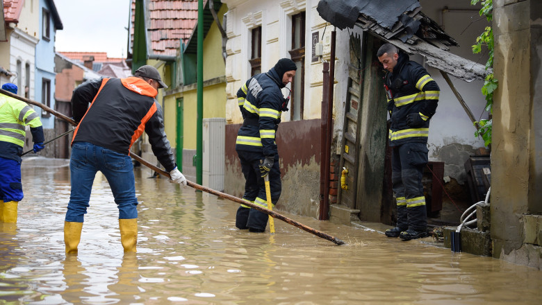 videofoto ploile si viiturile fac ravagii in tara sute de oameni evacuati case si drumuri inundate codul rosu de inundatii ramane in vigoare 683801ecd144b
