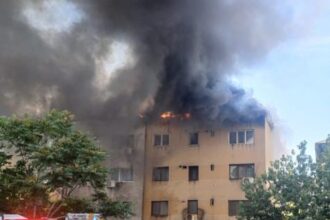 acoperis de bloc mistuit de flacari zeci de persoane evacuate 685024fc9b5f0