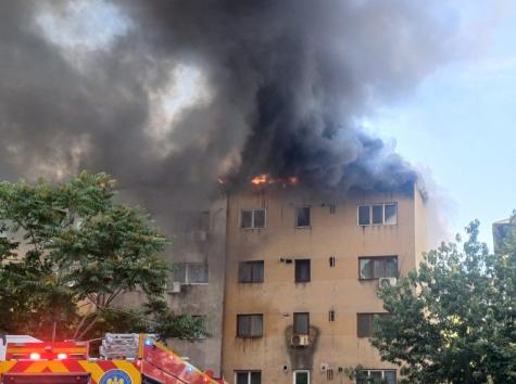 acoperis de bloc mistuit de flacari zeci de persoane evacuate 685024fc9b5f0