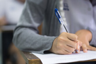 bac 2025 incep probele scrise ale bacalaureatului cu limba si literatura romana elevii vor putea vedea lucrarile dupa evaluare 6847c4b3c22d5