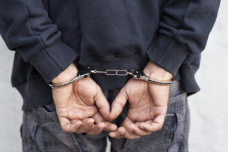 barbatul din brasov care si a agresat sotia intr un loc de joaca sub privirile copilului a fost arestat 684714e4d2380