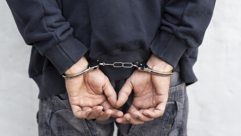 barbatul din brasov care si a agresat sotia intr un loc de joaca sub privirile copilului a fost arestat 684714e4d2380