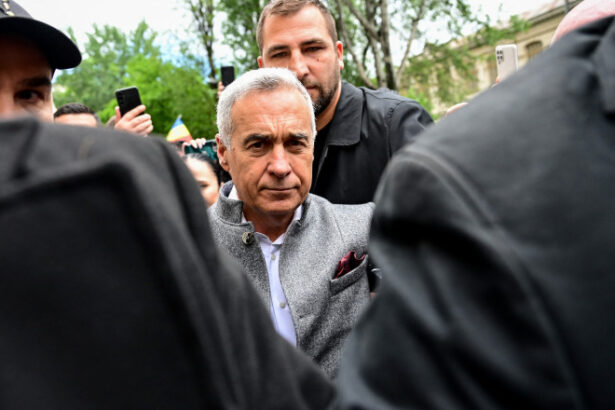 calin georgescu in fata instantei dupa ce a contestat masura controlului judiciar el a fost intampinat de zeci de sustinatori 684a83d264d42