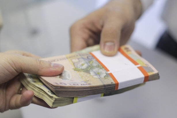 cinci functionari bancari sunt anchetati pentru ca ar fi ajutat o grupare sa obtina credite de 18 milioane de lei cu acte false 684b2b6146446