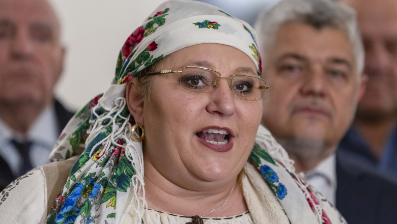 diana sosoaca anunta excluderea din s o s romania a trei senatori si vrea desfiintarea grupului parlamentar 68626f1cc17f9